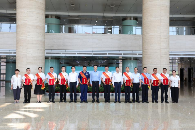 C:/Users/DELL/Desktop/总结材料20251209/照片/三献/市领导接见合影.jpg市领导接见合影